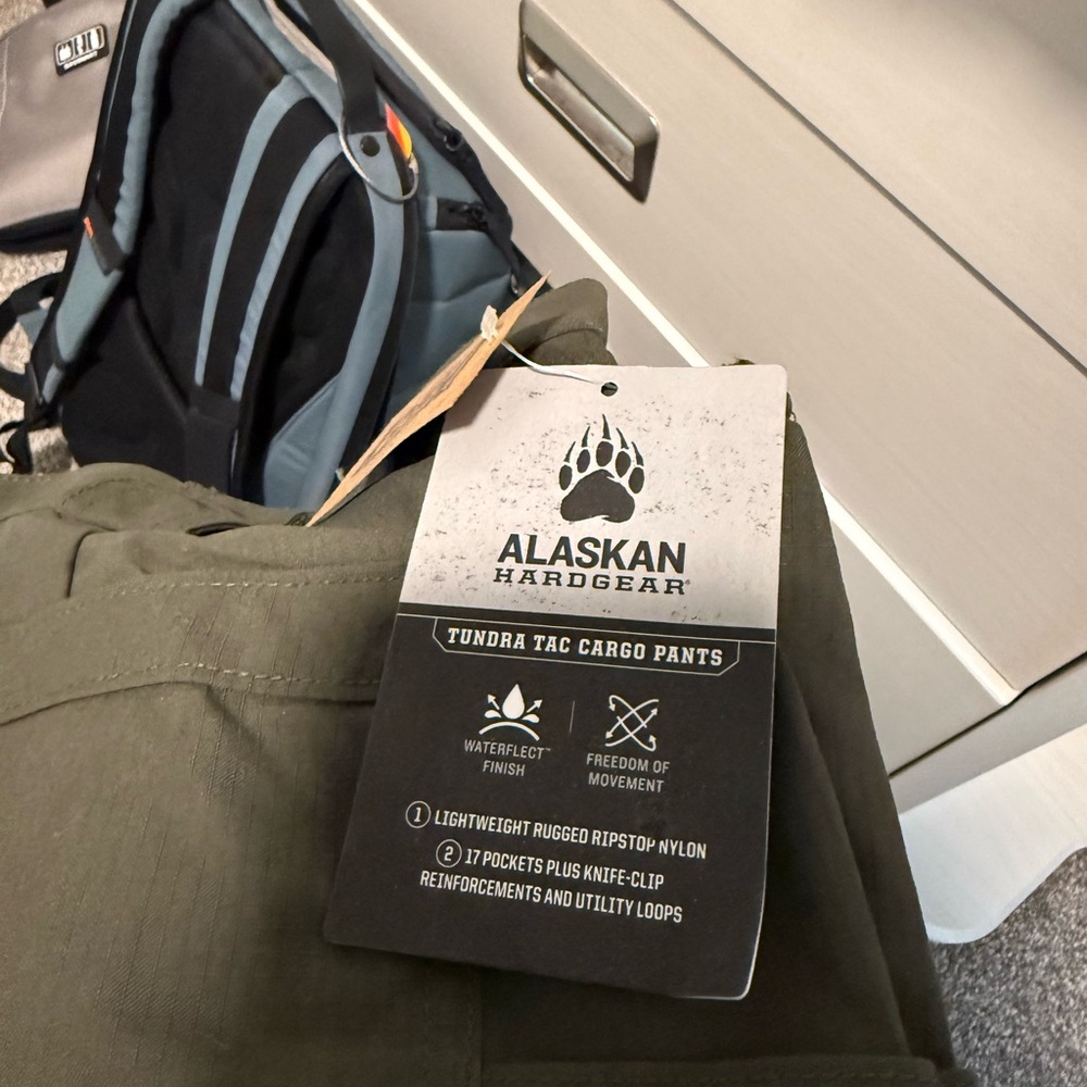 Duluth Trading Co Men's Green Cargo Pants - Picture 5 of 5